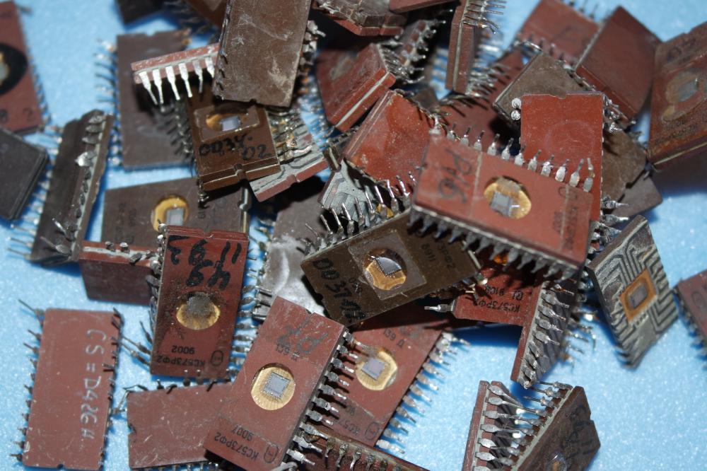 К 573 РФ 5 (коричневый корпус) Микросхемы 